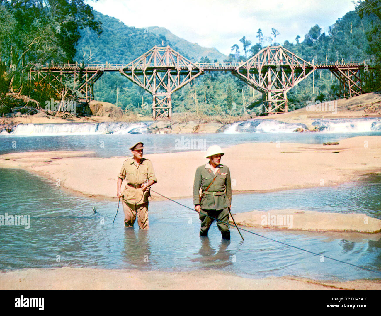 Il Ponte sul Fiume Kwai è un angloamericano 1957 II Guerra Mondiale film epico diretto da David Lean e interpretato da William Holden, Jack Hawkins, Alec Guinness e Sessue Hayakawa. Questa fotografia è per il solo uso editoriale ed è il copyright del film company e/o il fotografo assegnato dal film o società di produzione e può essere riprodotto solo da pubblicazioni in congiunzione con la promozione del film di cui sopra. Un credito per il film company è richiesto. Il fotografo deve anche essere accreditato quando noto. Foto Stock