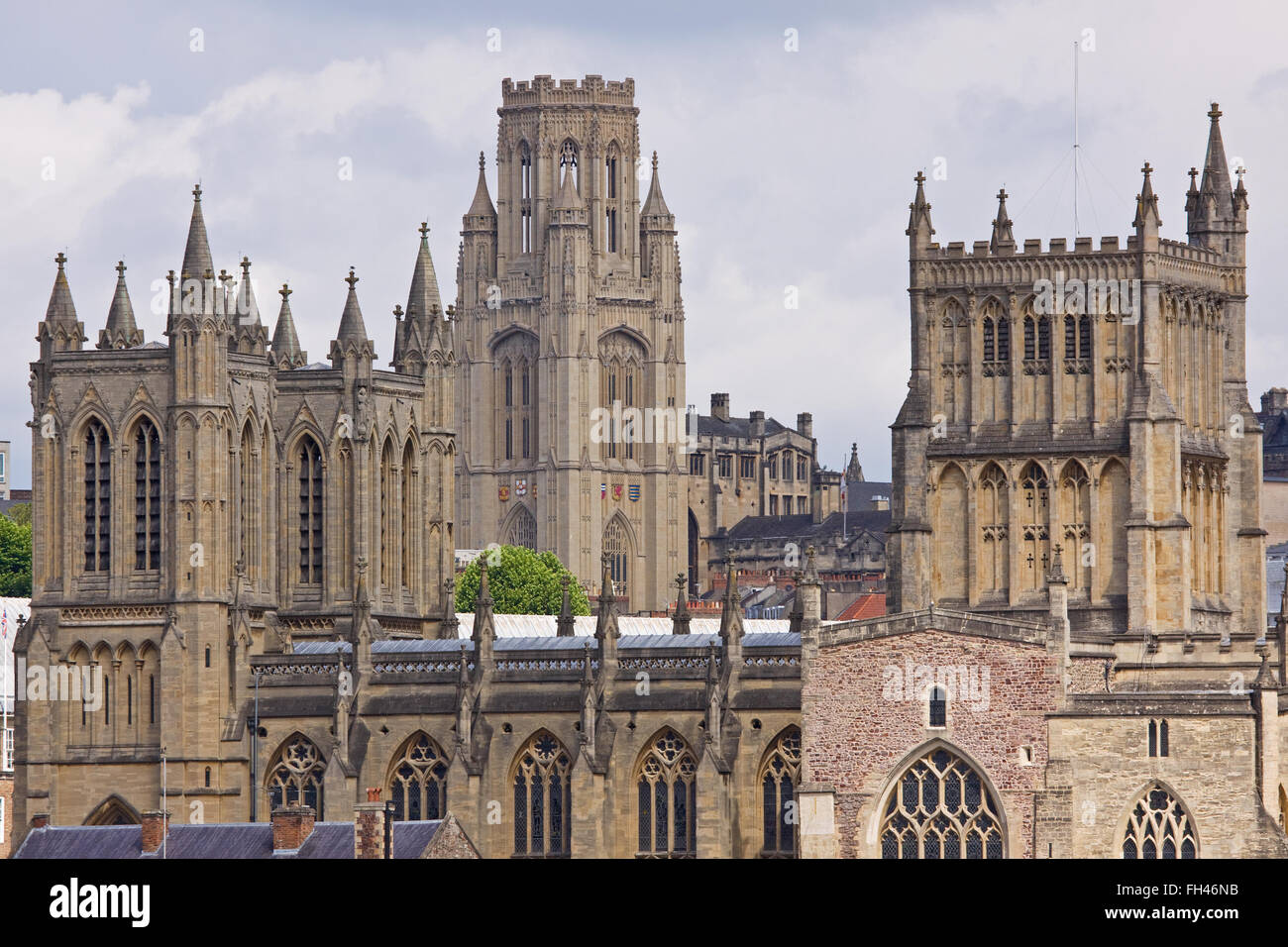 La principale Università di Bristol edificio e le torri gemelle della cattedrale che domina lo skyline della città Foto Stock