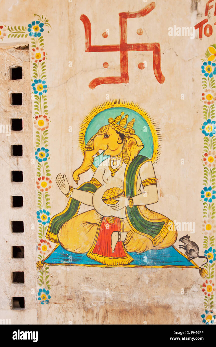 Wall Art raffigurante Ganesh, l'elefante Dio, al di sotto di una svastica indù che simboleggiano le quattro fasi della vita Foto Stock