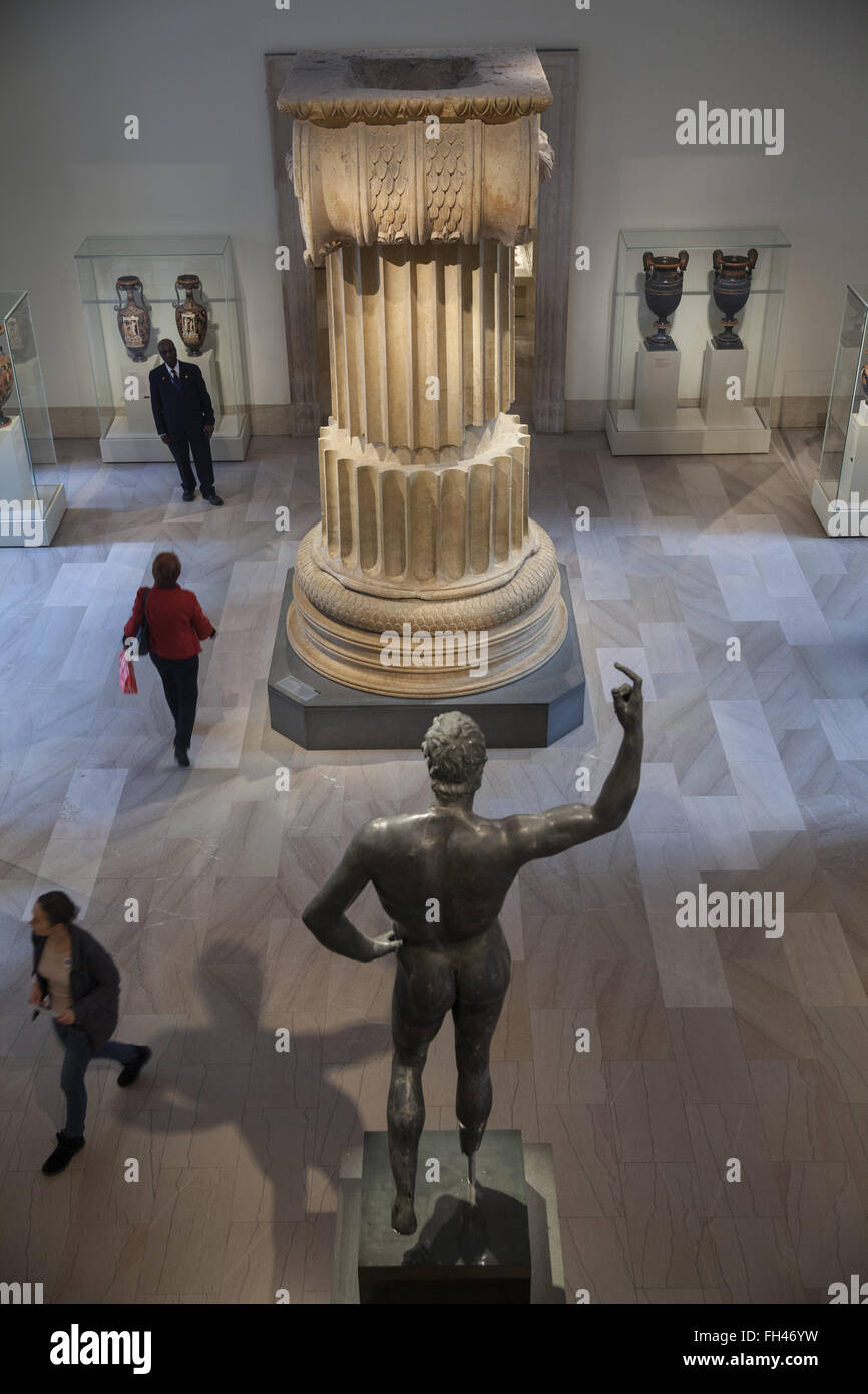 Guardando verso il basso in una stanza in Greco Romano/gallerie in corrispondenza di una sezione di un pieghe di colonna ionica nel centro di questa sala che sorgeva oltre cinquanta-otto piedi in alto nella sua posizione originale presso il Tempio di Artemide. Era situato in Efeso, ora in Turchia. Foto Stock
