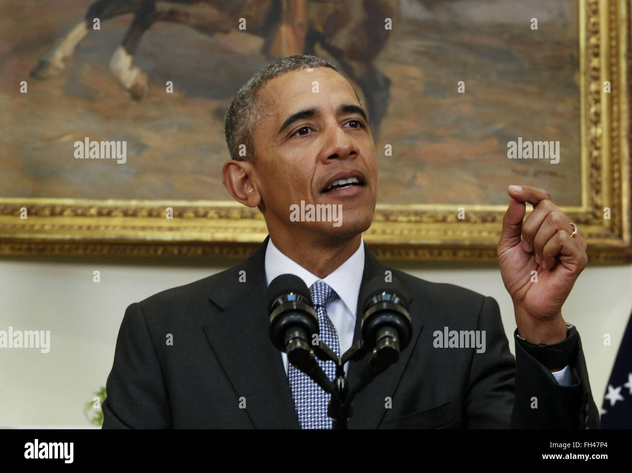 Washington, Distretto di Columbia, Stati Uniti d'America. Il 23 febbraio, 2016. Il Presidente degli Stati Uniti Barack Obama offre una dichiarazione sulla chiusura di Guantanamo Bay struttura di detenzione nella sala Roosevelt della Casa Bianca di Washington, DC, 23 febbraio 2016. Nel suo intervento il Presidente ha detto che la struttura di detenzione "mina" la sicurezza nazionale ed è controproducente per la nostra lotta contro i terroristi perché usarlo come propaganda nei loro sforzi per reclutare.''.Credit: Aude Guerrucci/Piscina via CNP Credito: Aude Guerrucci/CNP/ZUMA filo/Alamy Live News Foto Stock