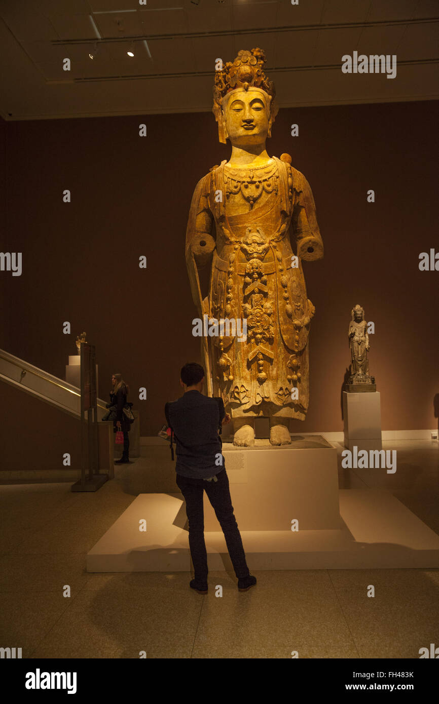Bodhisattva Avalokiteshvara, nel nord della dinastia Qi, 550-77, nella provincia di Shanxi, (arenaria con pigmento). Metropolitan Museum of Art di New York City. Foto Stock