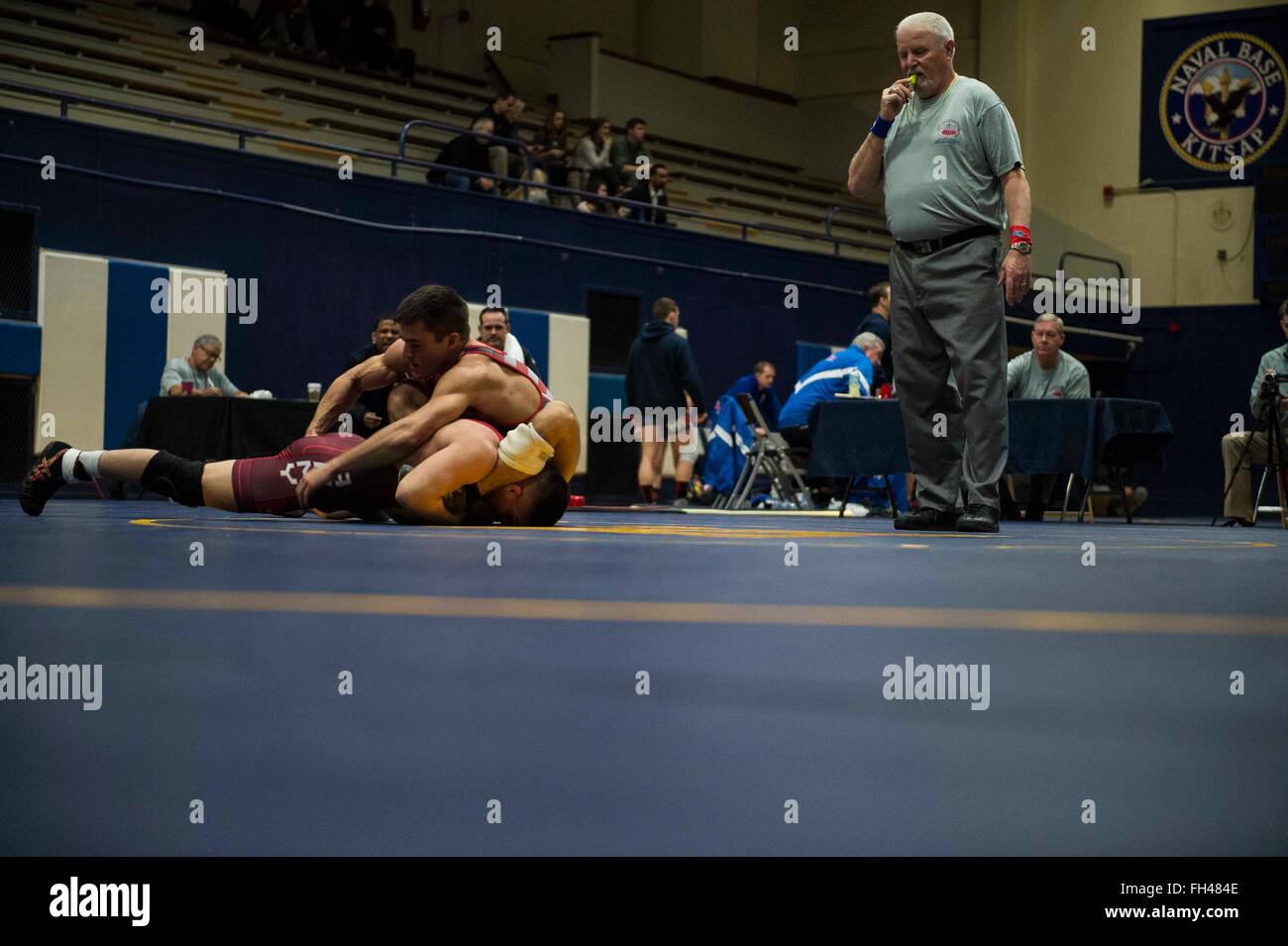 BREMERTON, nello Stato di Washington (Feb 21, 2016) - Fireman Ryan Schmehr, un San Diego stanza nativo con USS Ronald Reagan (CVN 76), codifica per la posizione contro esercito Sgt. Max Nowry in un 57kg Freestyle match wrestling durante il 2016 le Forze Armate di campionato a base navale Kitsap-Bremerton. Il torneo si svolge in due giorni, uno per lo stile greco-romana di wrestling e altri Freestyle, tra esercito, marina Marine Corps e Air Force. Foto Stock