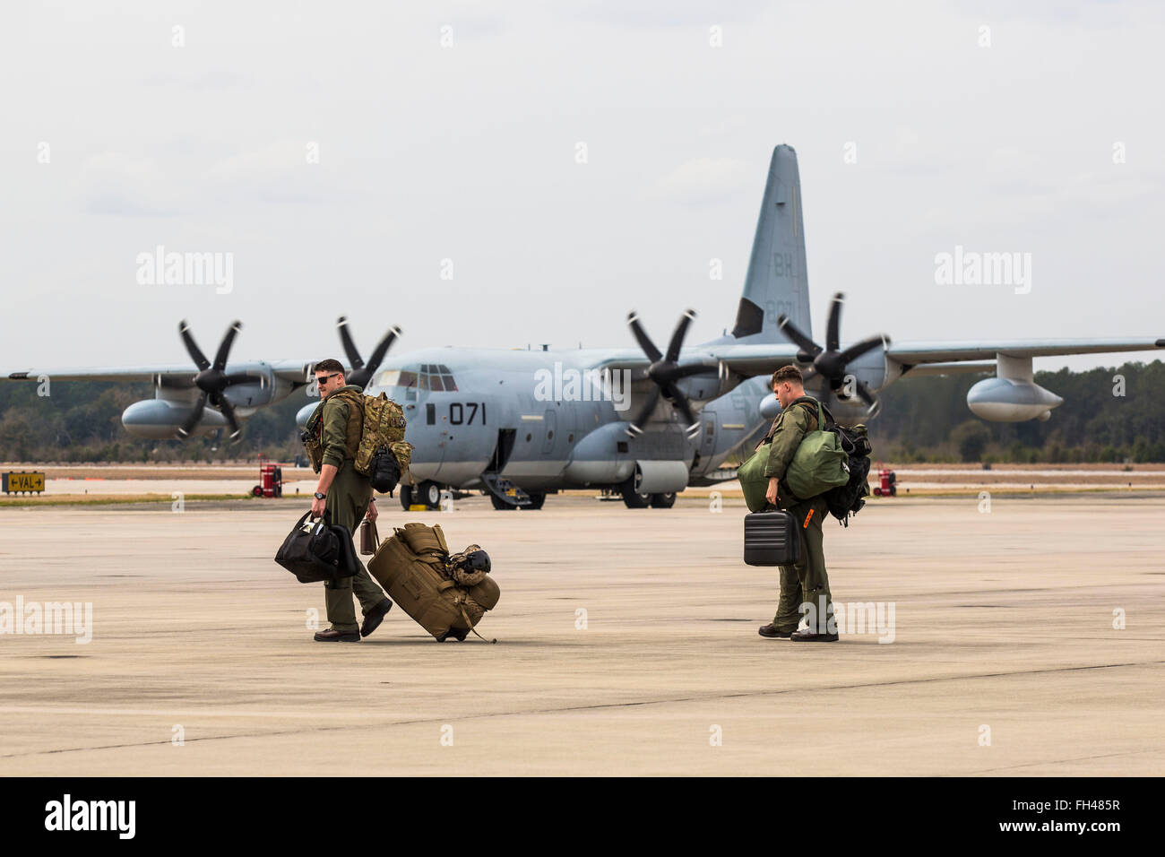 Marines trasportare equipaggiamenti sulla linea di volo a bordo del Marine Corps Air Station Beaufort, 22 febbraio. Squadrons da ICM Cherry Point visiterà MCAS Beaufort a partecipare in esercizio risposta ansiosa Feb. 24-28. Risposta ansiosa è un battaglione di dimensioni di inserimento tattico e bracci combinato esercizio con unità da 2 aeromobili marino ala da ICM Cherry Point, N.C. e seconda divisione Marine da Marine Corps base Camp Lejeune, N.C. L'esercizio saranno condotti a Fort Stewart, Georgia. F/A-18C calabroni da MCAS Beaufort parteciperà anche l'esercizio fornendo aria vicino supporto e airborne forwa Foto Stock