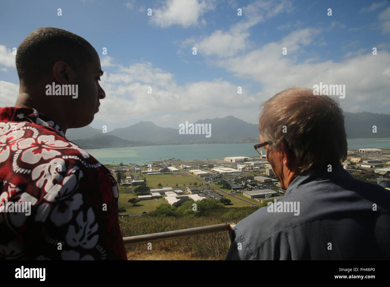 Franklin Parker, l'assistente segretario della Marina (manodopera e affari riservati), riceve una panoramica del Marine Corps base Hawaii da KT hill, 22 febbraio, 2016. Parker, un Joliet, Ill., nativo, visitato MCB Hawaii in spera di imparare di più su Marines e marinai. "Io sono venuto qui per sapere di più su di loro e quello che fanno," Parker ha detto. "Inoltre ho voluto mostrare la mia faccia, dato che io sono di nuovo e rispondere a eventuali domande." Foto Stock