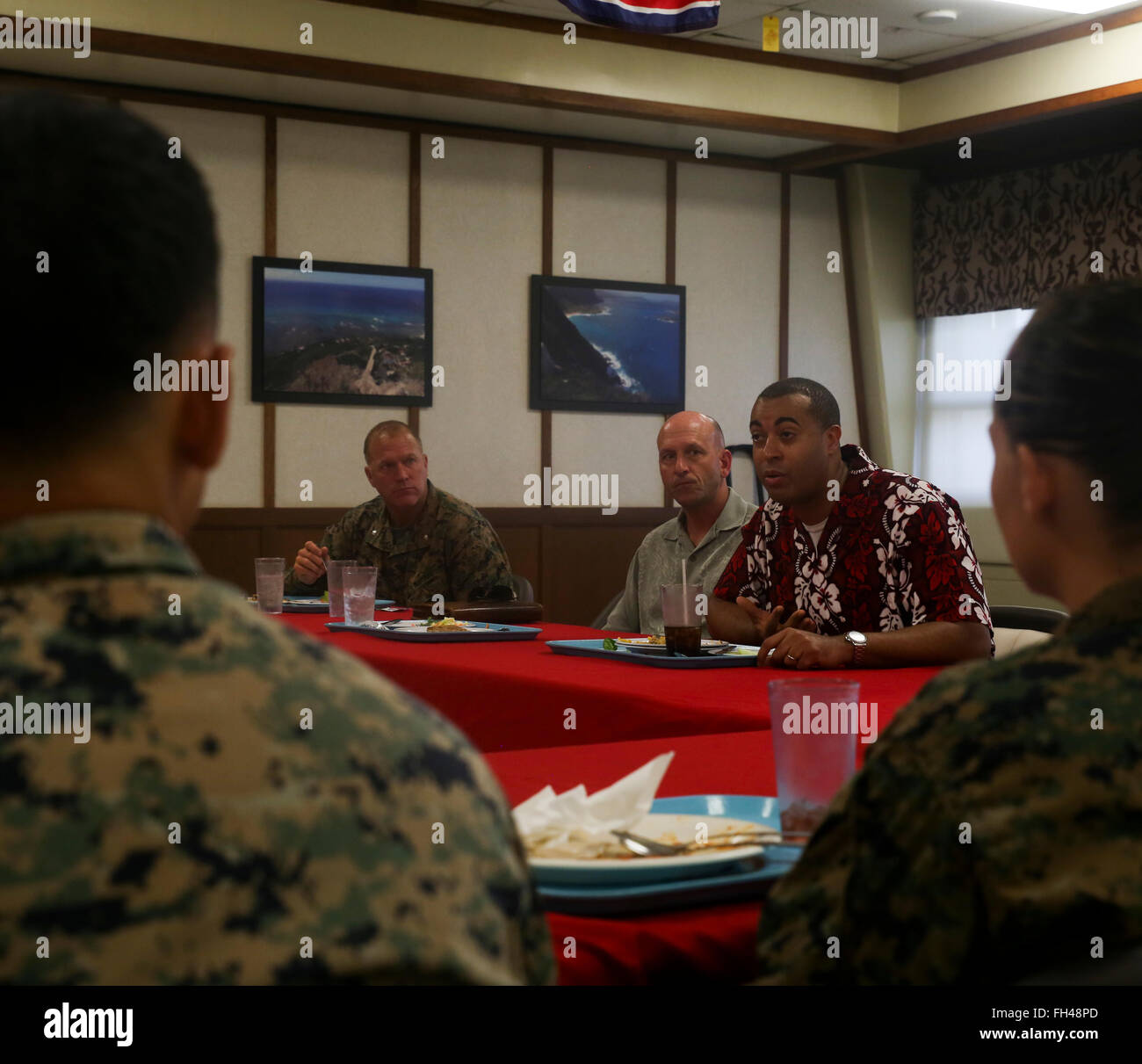 Franklin Parker, l'assistente segretario della Marina (manodopera e affari riservati), parla di Marines e marinai dopo il pranzo a Anderson Hall a bordo Marine Corps base Hawaii, 22 febbraio, 2016. Parker, un Joliet, Ill., nativo, pranzato con Marines e marinai di speranze per saperne di più su di loro. "Io sono venuto qui per sapere di più su di loro e quello che fanno," Parker ha detto. "Inoltre ho voluto mostrare la mia faccia, dato che io sono di nuovo e rispondere a eventuali domande." Foto Stock