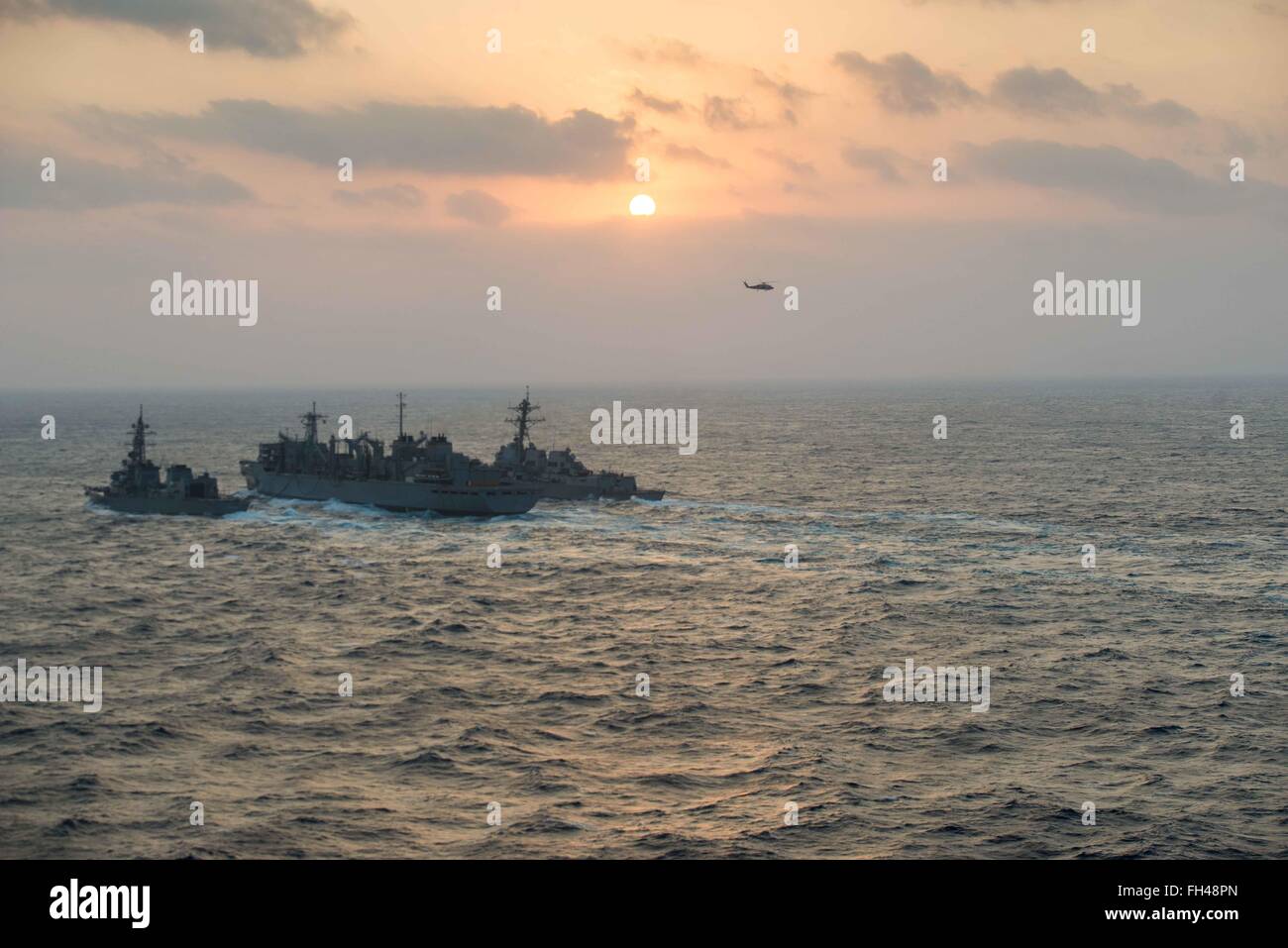 Mare delle Filippine (feb. 22, 2016) - Giapponese marittima Forza di Autodifesa Murasame-class destroyer JDS Samidare (DD-106) e visite-missile destroyer USS Stockdale (DDG 106) ricevere un sistema avanzato di miscela di biocarburanti il digiuno da combattere la nave appoggio USNS Ranieri (T-AOE 7) durante un rifornimento in mare. Fornire una forza di pronto il supporto di sicurezza e stabilità nella Indo-Asia-pacifico, John C. Stennis Strike gruppo è operativo come parte del grande parco verde su un pianificate regolarmente 7 Distribuzione flotta. Foto Stock