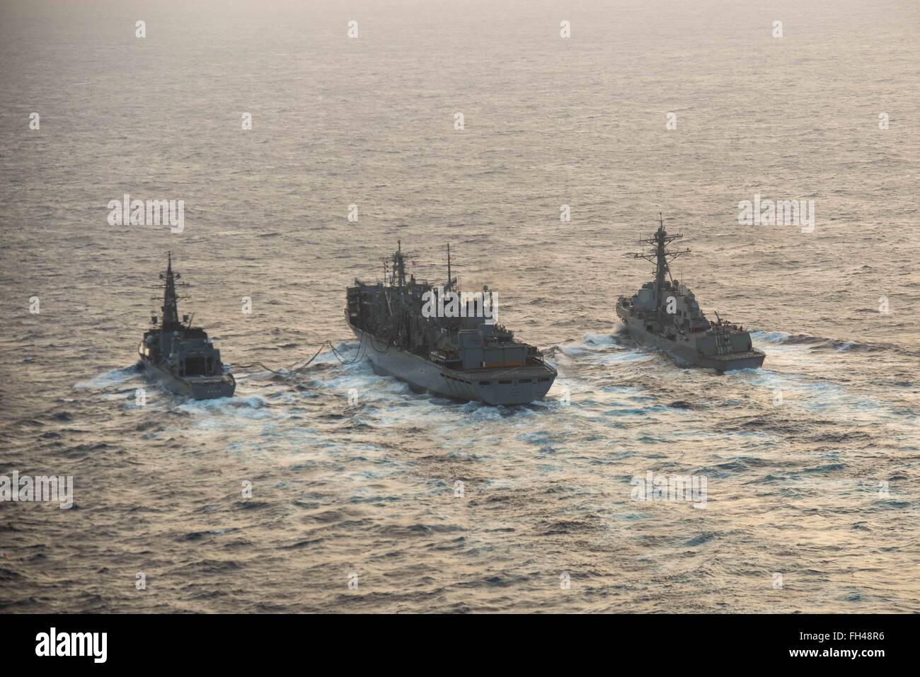 Mare delle Filippine (feb. 22, 2016) - Giapponese marittima Forza di Autodifesa Murasame-class destroyer JDS Samidare (DD-106) e visite-missile destroyer USS Stockdale (DDG 106) ricevere un sistema avanzato di miscela di biocarburanti il digiuno da combattere la nave appoggio USNS Ranieri (T-AOE 7) durante un rifornimento in mare. Fornire una forza di pronto il supporto di sicurezza e stabilità nella Indo-Asia-pacifico, John C. Stennis Strike gruppo è operativo come parte del grande parco verde su un pianificate regolarmente 7 Distribuzione flotta. Foto Stock