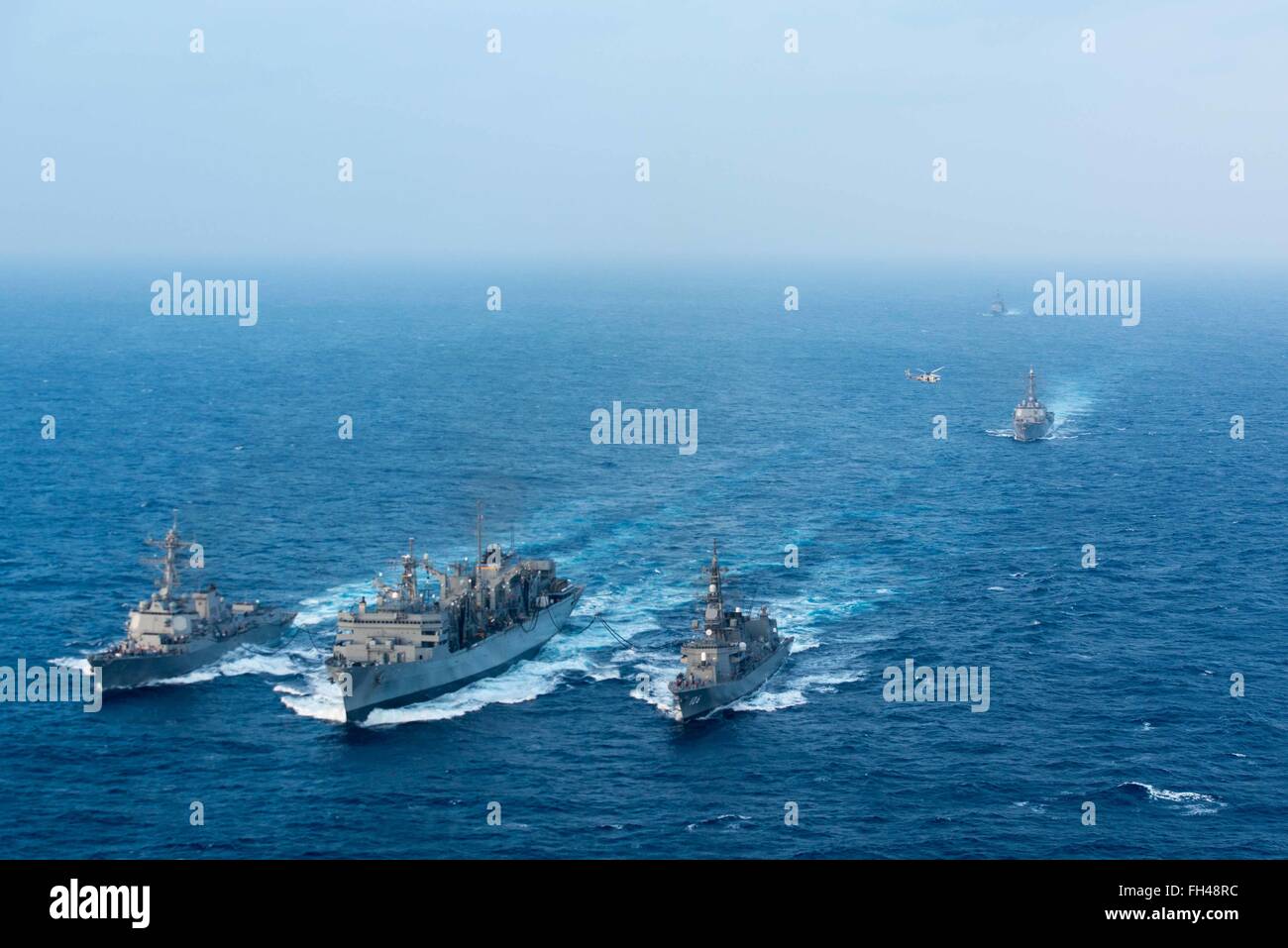 Mare delle Filippine (feb. 22, 2016) - Giapponese marittima Forza di Autodifesa Murasame-class destroyer JDS Samidare (DD-106) e visite-missile destroyer USS Stockdale (DDG 106) ricevere un sistema avanzato di miscela di biocarburanti il digiuno da combattere la nave appoggio USNS Ranieri (T-AOE 7) durante un rifornimento in mare mentre il guidato-missile destroyer USS Chung-Hoon (DDG 93) e guidato-missili cruiser USS Mobile Bay (CG 53) si avvicina da dietro. Fornire una forza di pronto il supporto di sicurezza e stabilità nella Indo-Asia-pacifico, John C. Stennis Strike gruppo è operativo come parte del Grea Foto Stock