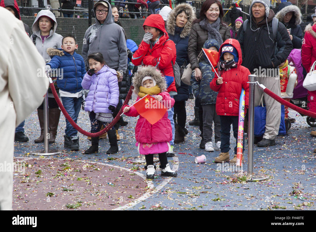 2016: Anno Nuovo Cinese, Chinatown, NYC, anno della scimmia durante la cerimonia petardo. Foto Stock