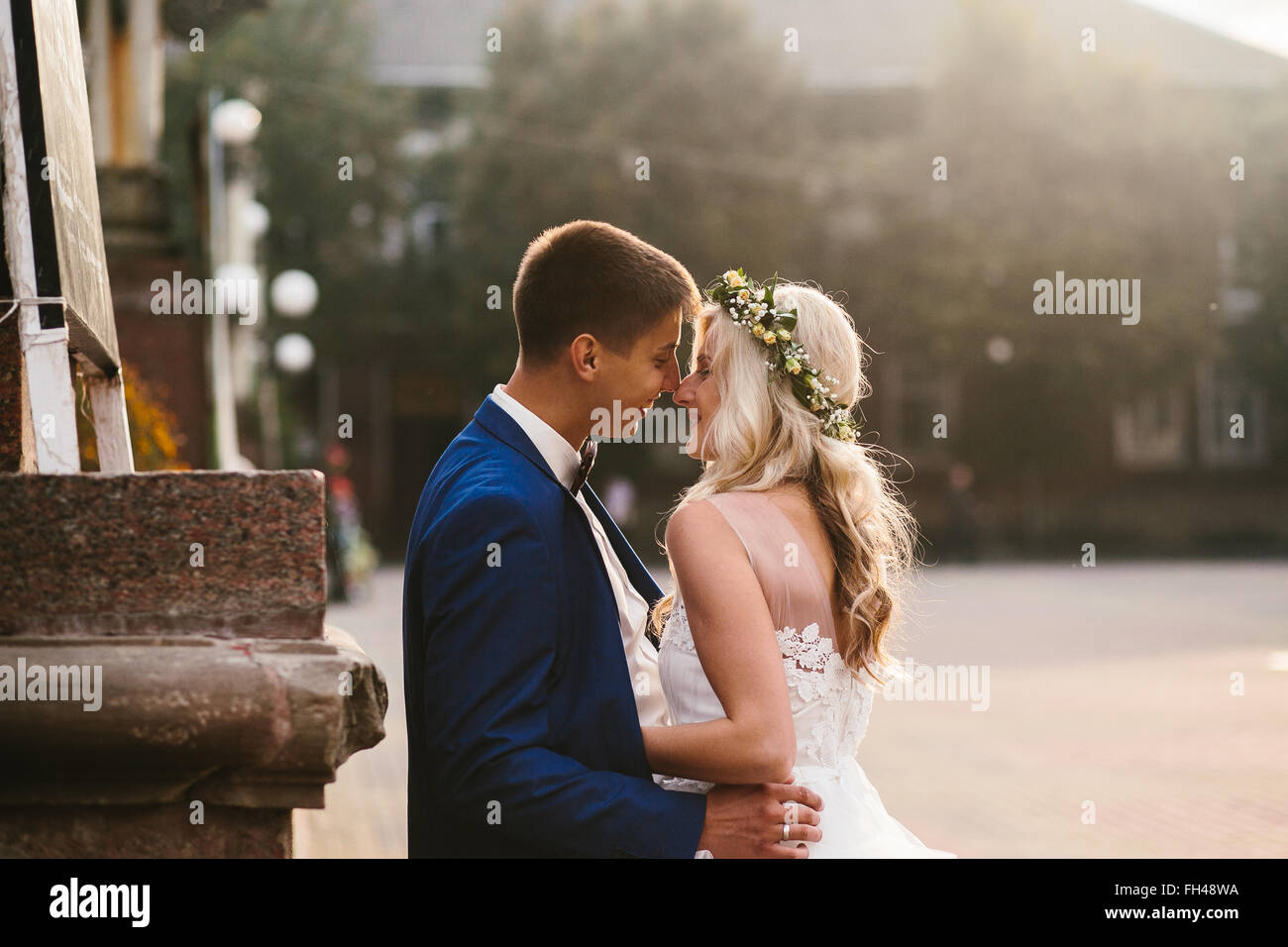 Sposo sposa tiene nelle sue braccia Foto Stock