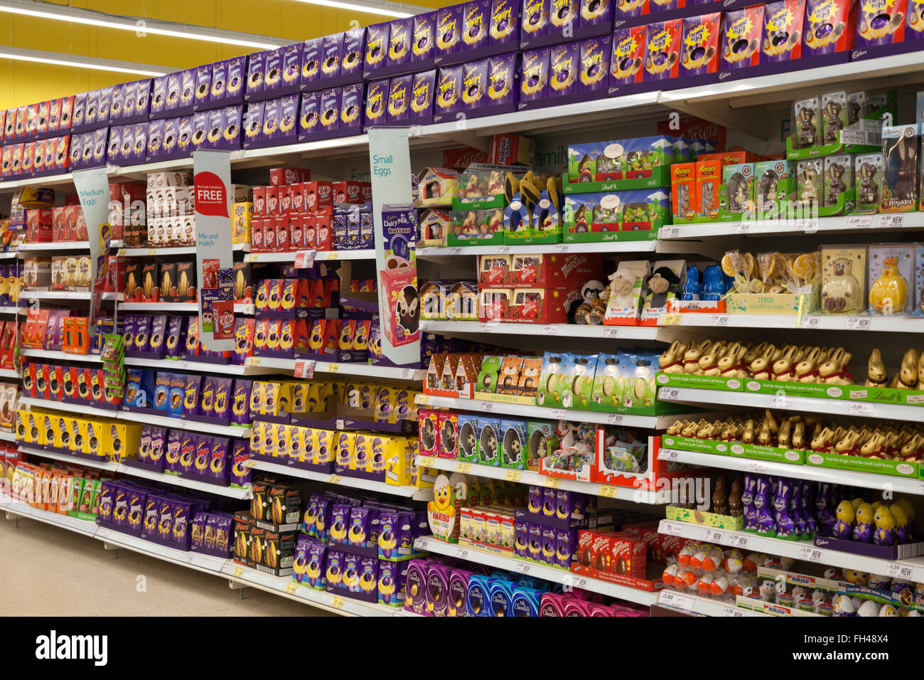 Supermercato corridoio pieno di uova di Pasqua, Tesco, Evesham, Worcestershire, England, Regno Unito, Europa Foto Stock