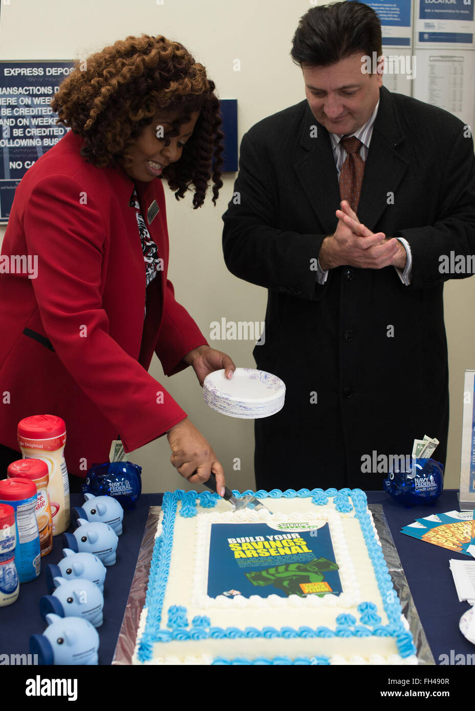 NAVAL AIR FACILITY Atsugi, Giappone (feb. 22, 2016) - Navy Federal Credit Union Atsugi branch manager Brenda Williams, a sinistra e di flotta e il sostegno della famiglia centro consulente finanziario Brad Morgan preparare per servire la torta a quelli in presenza dei militari Salva calcio di inizio settimana tenutosi a Naval Air Facility di Atsugi Navy Federal Credit Union. Salva militare è un componente dell'America no-profit consente di risparmiare e di un partner per il Dipartimento della Difesa la disponibilità finanziaria campagna che mira a motivare, sostenere e incoraggiare le famiglie militari per risparmiare denaro, ridurre il debito e la creazione di ricchezza. Foto Stock