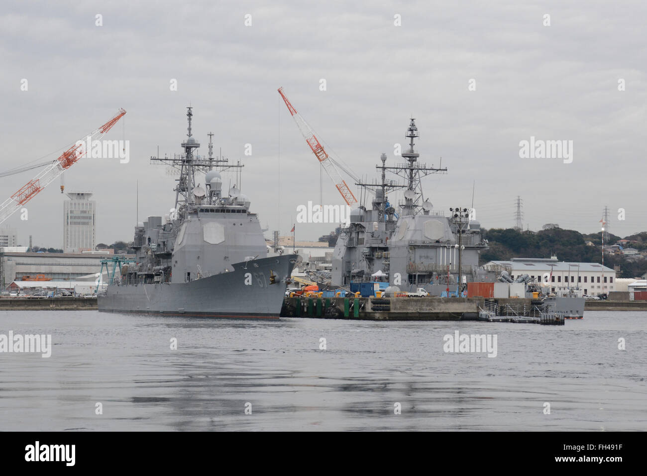 YOKOSUKA, Giappone (feb. 22, 2016) Il Ticonderoga-class guidato-missile incrociatori USS Shiloh (CG 67) e USS Chancellorsville (CG 62) sit pier-lato a le attività della flotta (FLEACT) Yokosuka. FLEACT Yokosuka fornisce, mantiene e gestisce servizi di base e servizi a sostegno del settimo della flotta di inoltro distribuito le forze navali, 83 comandi tenant e 24.000 militari e civili. Foto Stock