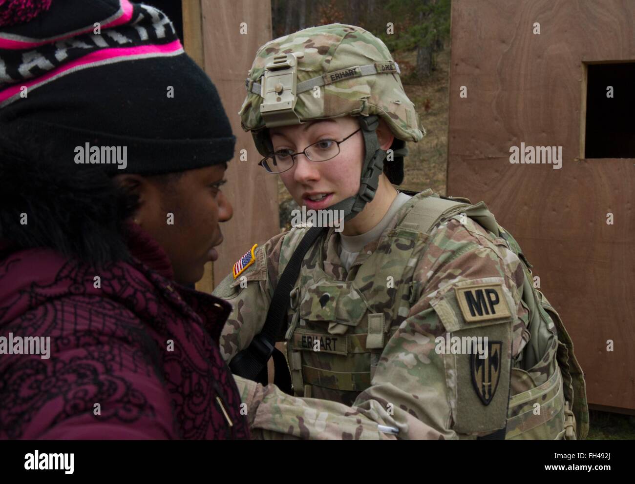 Stati Uniti Army Spc. Janey Erhart, un poliziotto militare assegnato alla 527th Polizia Militare Company, XVIII MP brigata, cerca un potenziale di testimoniare come il suo team risponde ad un attivo-shooter scenario durante una missione di formazione in esercizio la multinazionale comune disponibilità centro in Hohenfels, Germania, 22 febbraio. Erhart, Muratore, Ariz., nativo, è la formazione a JMRC in preparazione per il sostegno alle operazioni di pace in Kosovo. Foto Stock