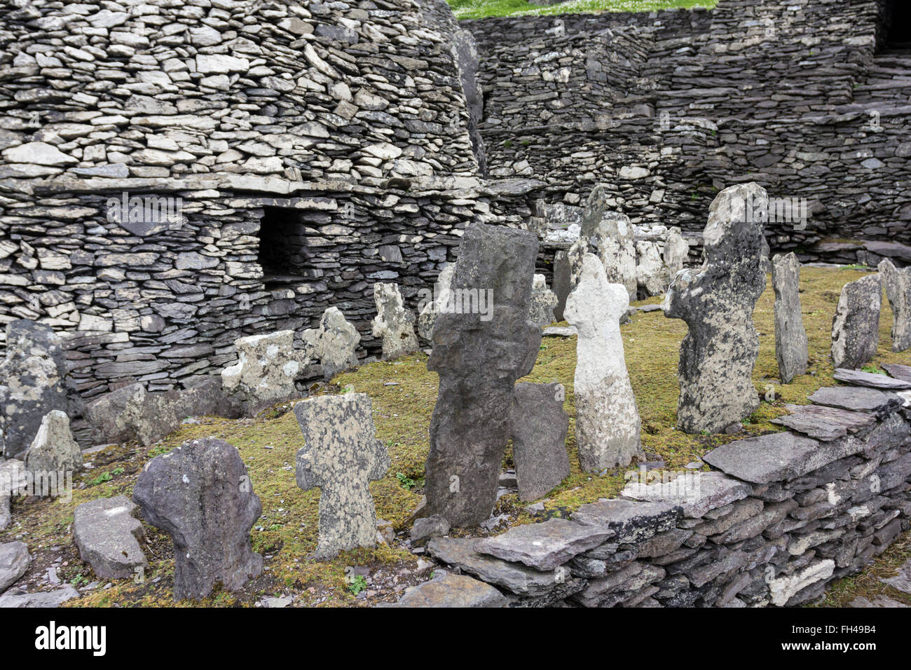 La pietra, scolpito a mano attraversa nel cimitero del monastero, Skellig Michael, Kerry, Irlanda Foto Stock