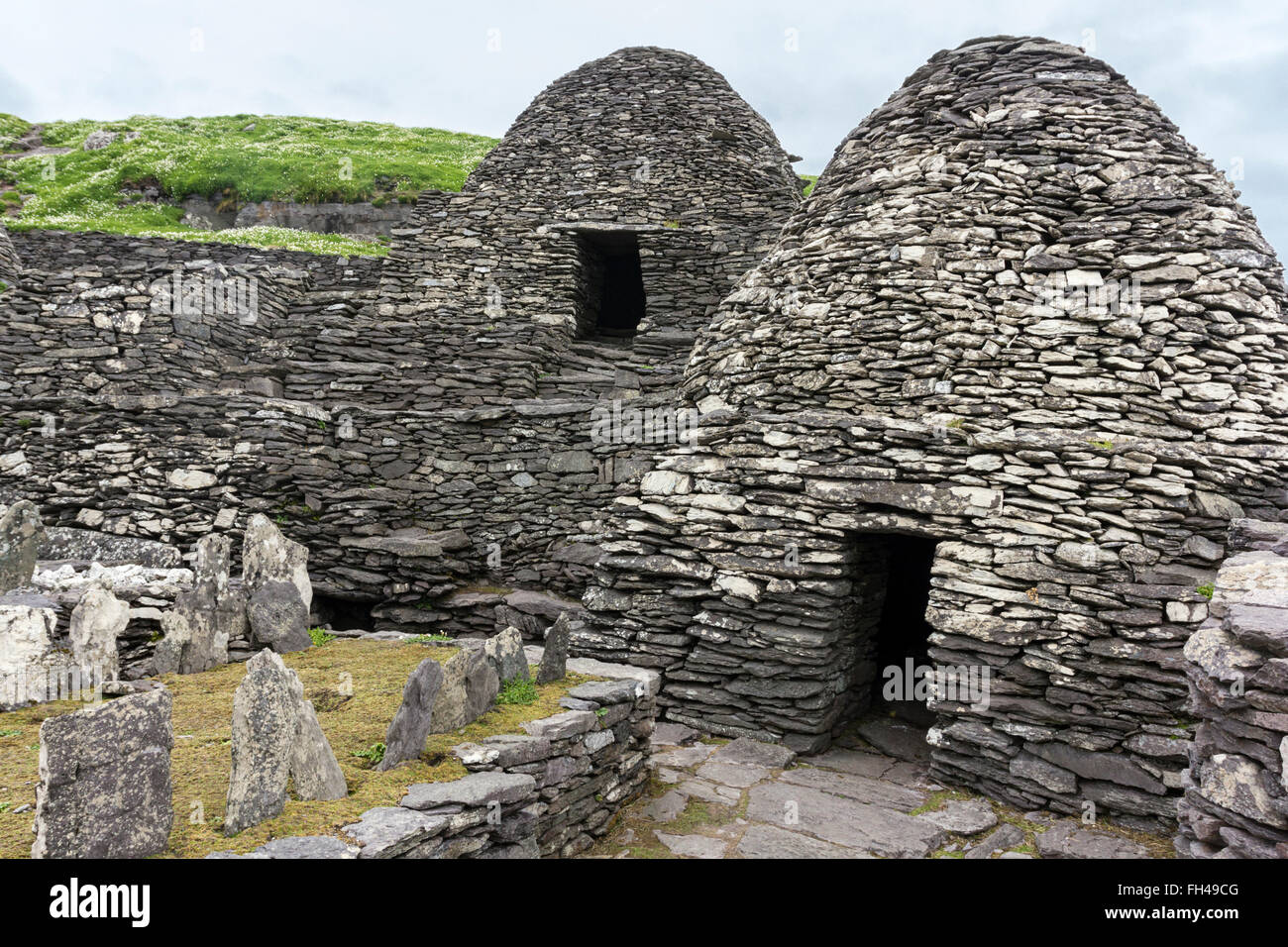Croci in pietra nel cimitero del monastero, Skellig Michael, Kerry, Irlanda. Il percorso che conduce a capanne di alveare (clochan) Foto Stock