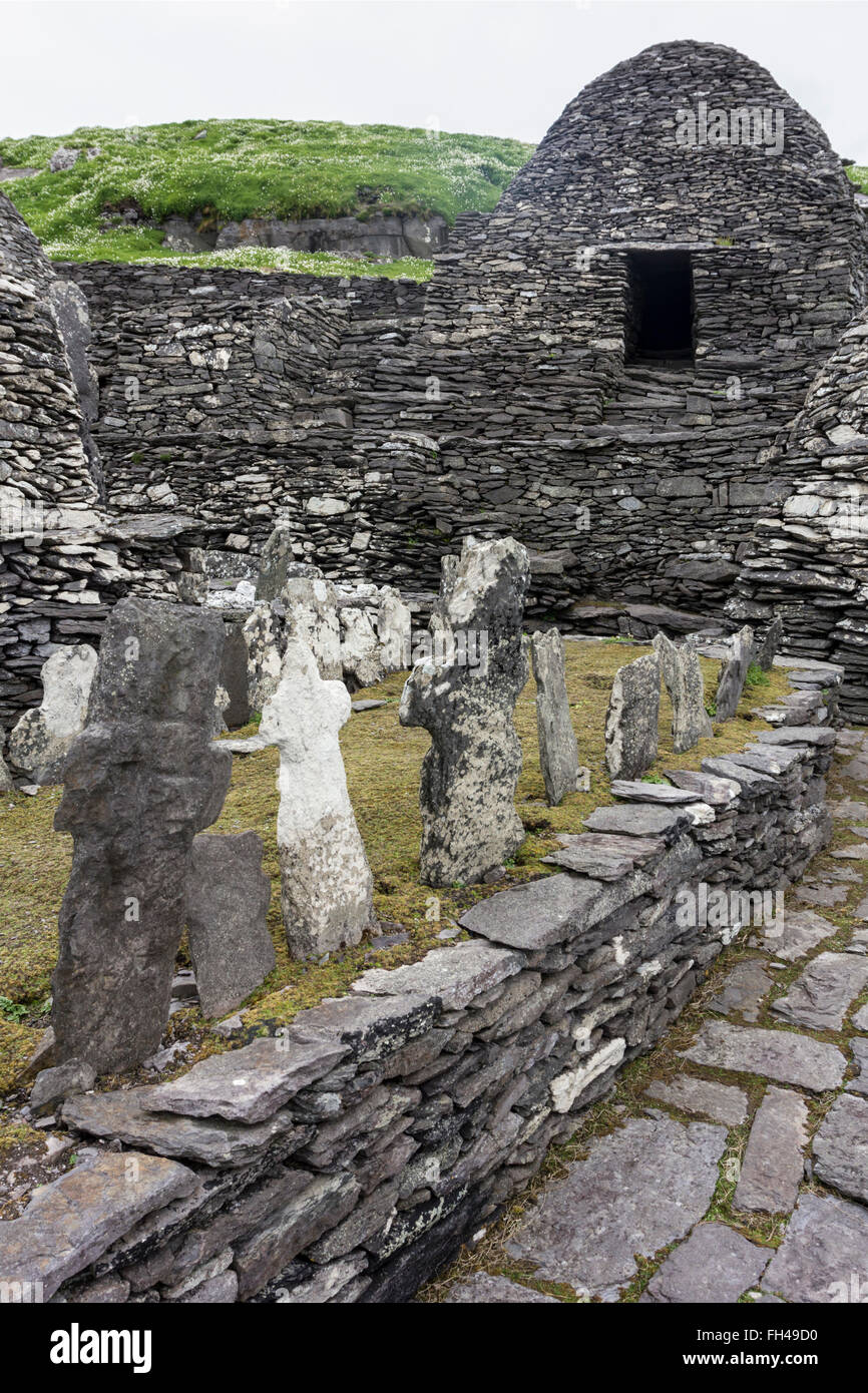 La pietra, scolpito a mano attraversa nel cimitero del monastero, Skellig Michael, Kerry, Irlanda. Il percorso che conduce a capanne di alveare (clochan) Foto Stock