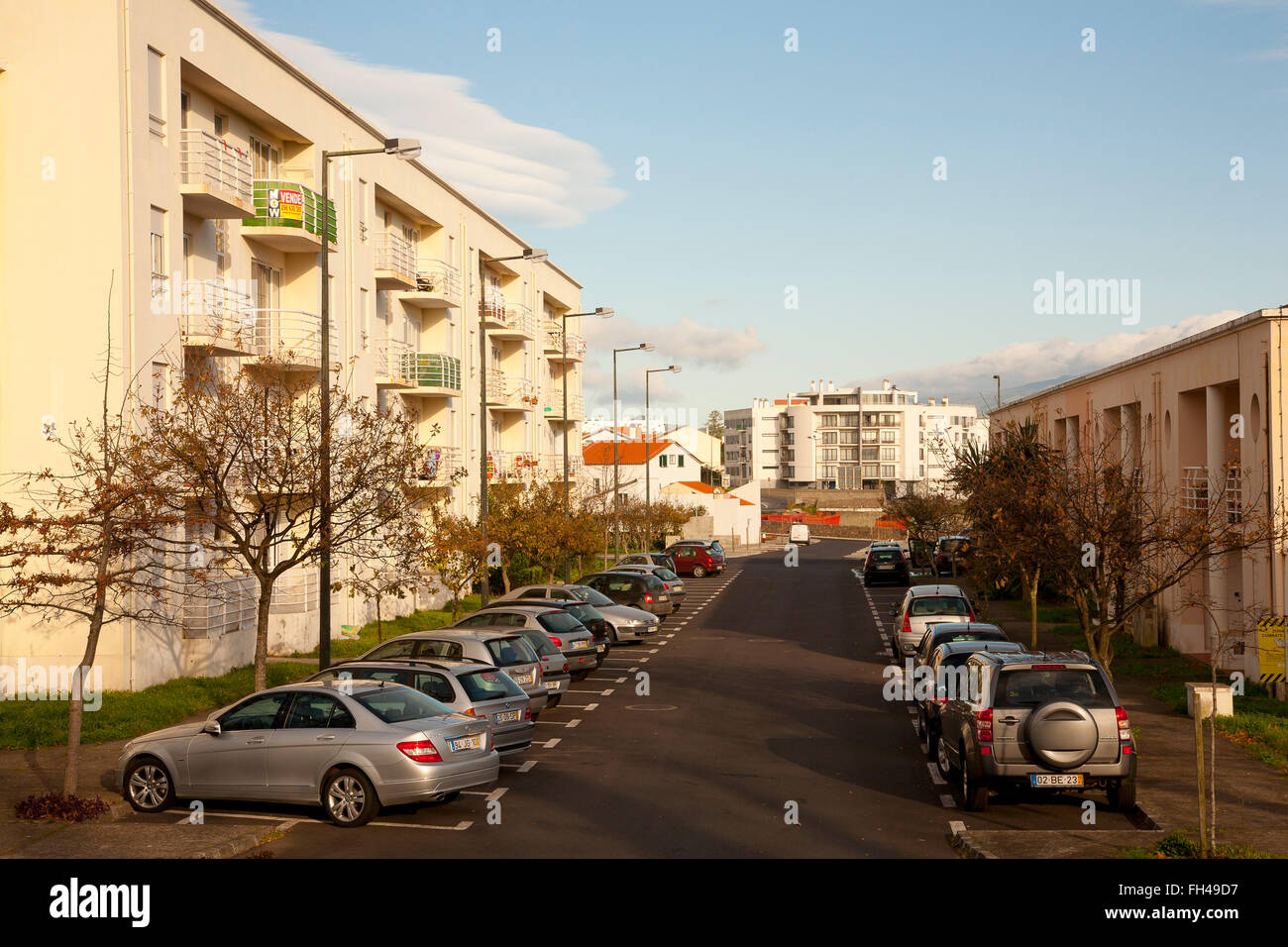 Blocco residenziale con parcheggio privato nella città di Ponta Delgada.  Sao Miguel island, isole Azzorre, Portogallo Foto stock - Alamy