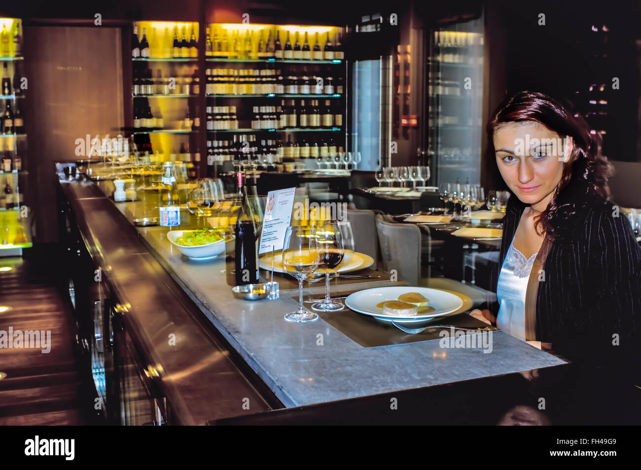 Parigi, Francia, - le donne mangiare il foie gras al bancone in francese Ristorante Bistro. Business Lunch a 'Atelier Maitre Albert', . (Guy Savoy- Chef), ("Jean-Michel Wilmotte'- Interior Design). Foto Stock