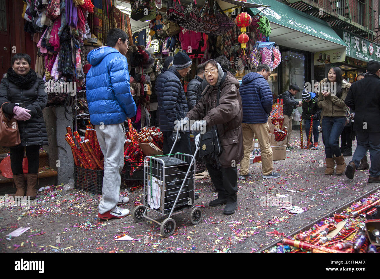 Donna anziana a fare shopping lungo Mott San durante il Nuovo Anno Cinese nella città di New York. Foto Stock