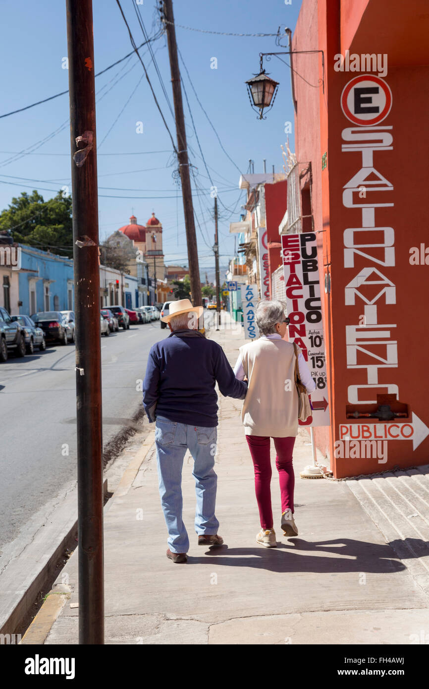 Oaxaca, Messico - una coppia di anziani passeggiate lungo Avenida Morelos. Foto Stock