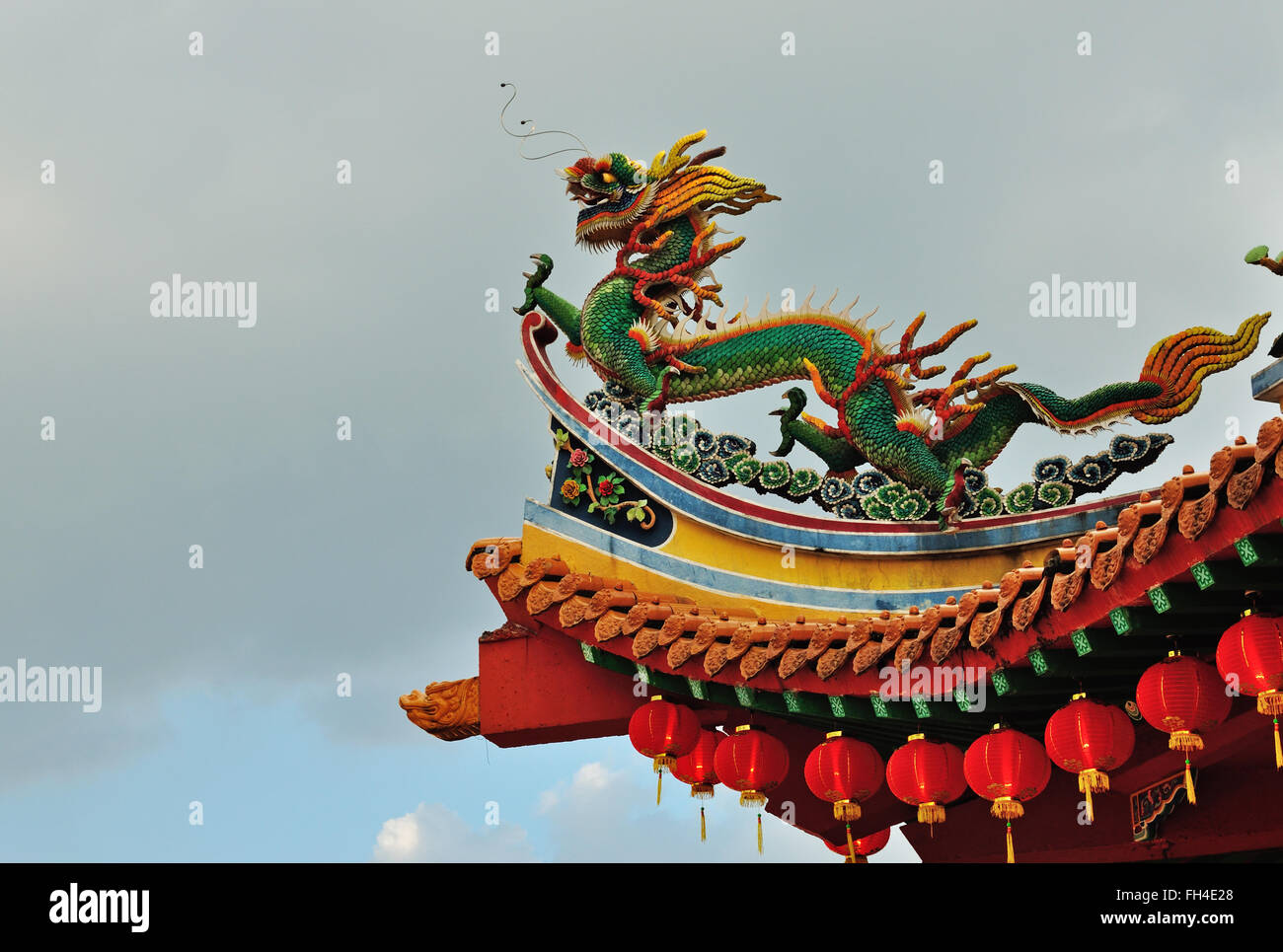 Dragon decorazione sul tetto di Thean Hou tempio di Kuala Lumpur in Malesia. Foto Stock