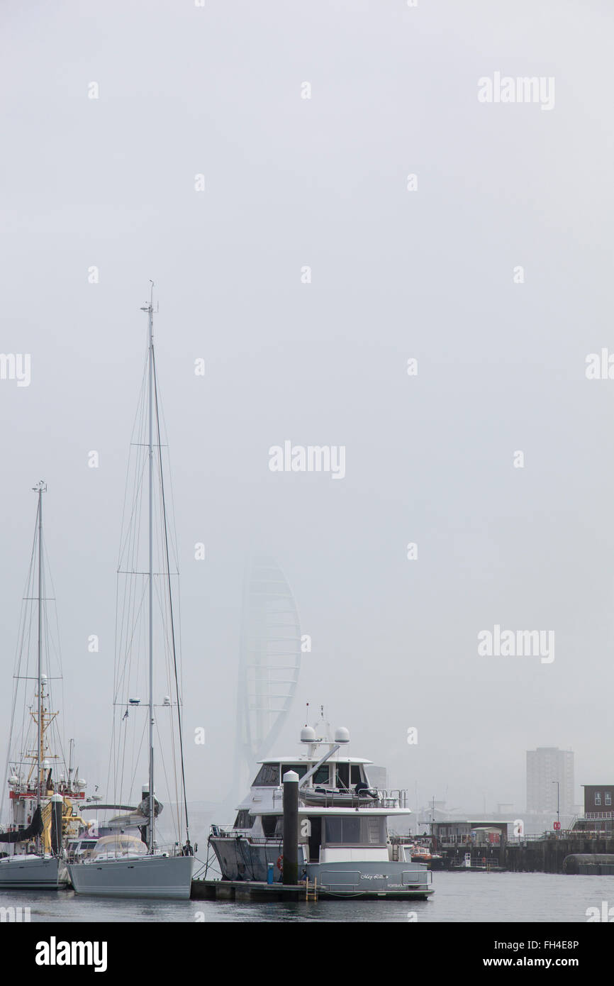 Vista da Haslar Marina, Gosport, Spinaker torre in Portsmouth è appena visibile attraverso la foschia marina a Portsmouth Porto. Foto Stock