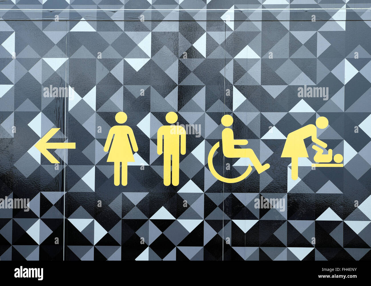 Simboli sul wc pubblico a King Cross per costruzione sito nella zona nord di Londra UK KATHY DEWITT Foto Stock
