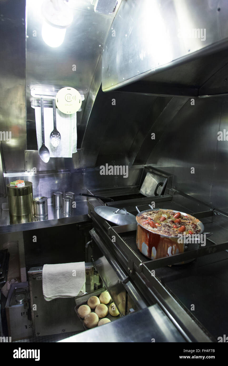 La cucina o cucina a bordo del sottomarino della Seconda guerra mondiale il sistema HMS Alliance in bacino di carenaggio a Gosport, parte di Portsmouth Historic Dockyard Foto Stock