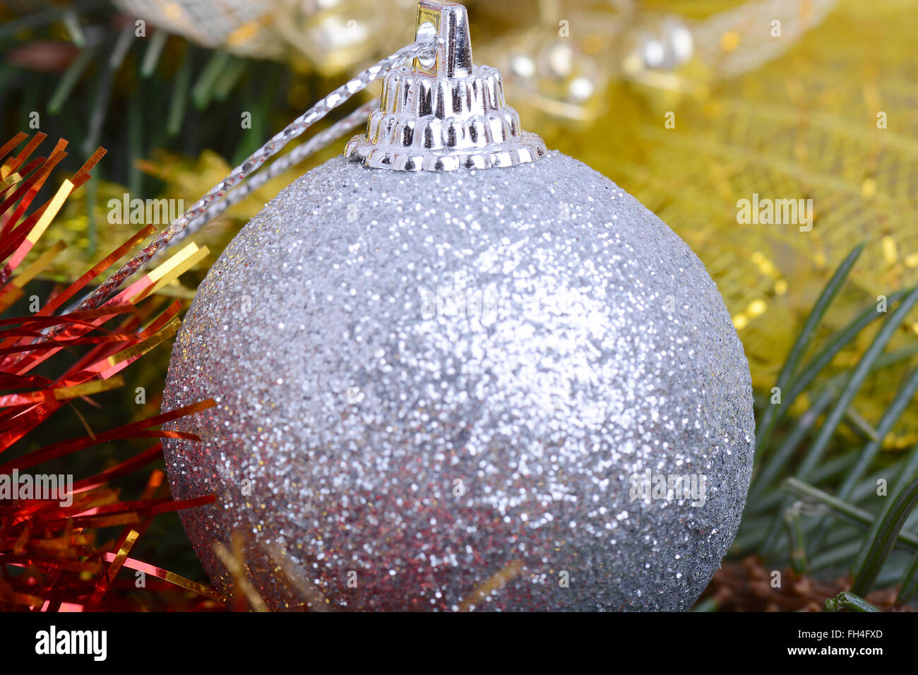 Primo piano delle palle di Natale e il verde abete del ramo, anno nuovo invito Foto Stock