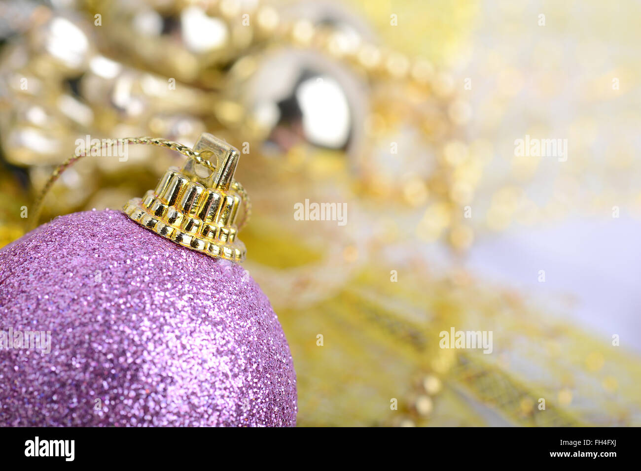 Sfondo di natale con baubles e bellezza bokeh, anno nuovo concetto, close up Foto Stock