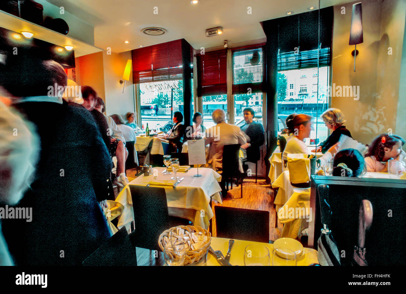 Francia, interno di Parigi Ristorante Bistro, con persone che condividono pasti, 'Les Bouquinistes', ('GUY SAVOY'), ristorante europeo cucina francese, francia gastronomia bistrot Foto Stock