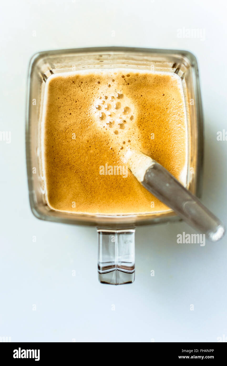 Cup quadrato con cucchiaio e caffè aromatico Foto Stock