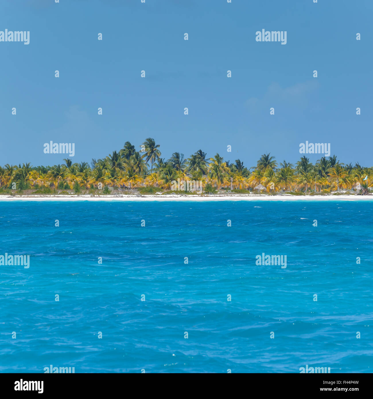 Mar dei Caraibi e solitaria isola Foto Stock