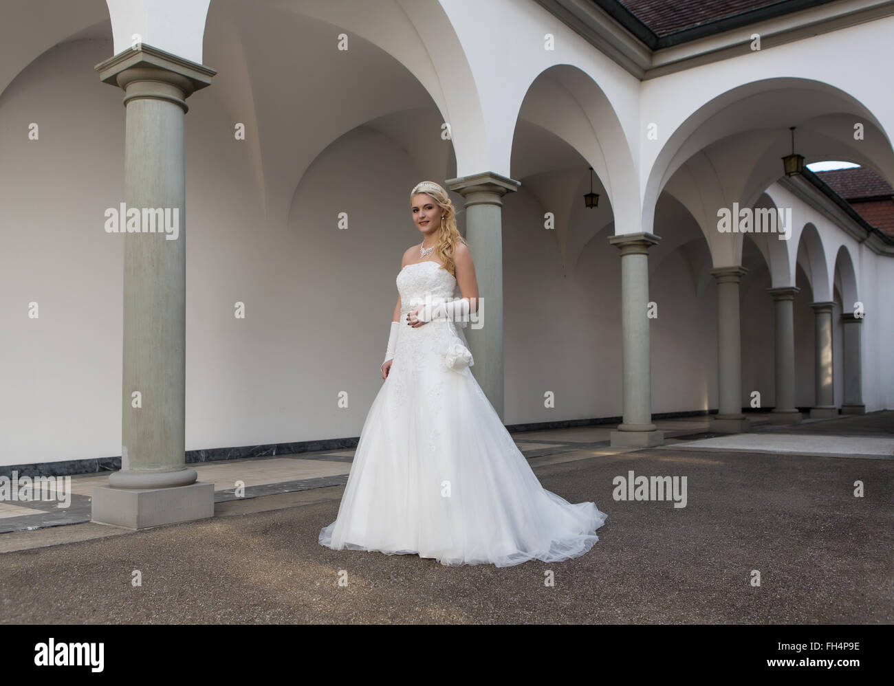 Giovane donna in bianco abito da sposa Foto Stock