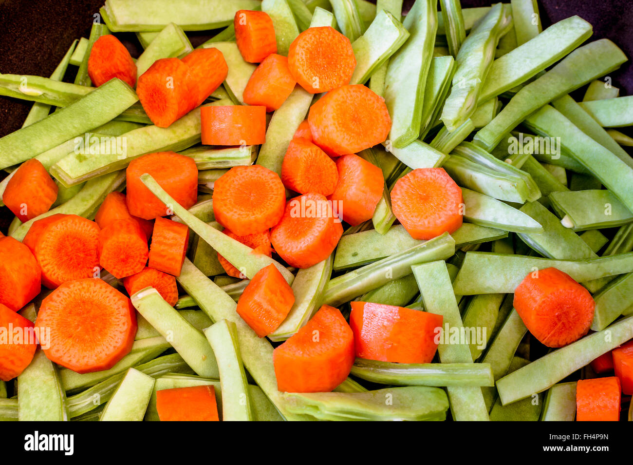 Le carote fresche e i fagiolini verdi Foto Stock