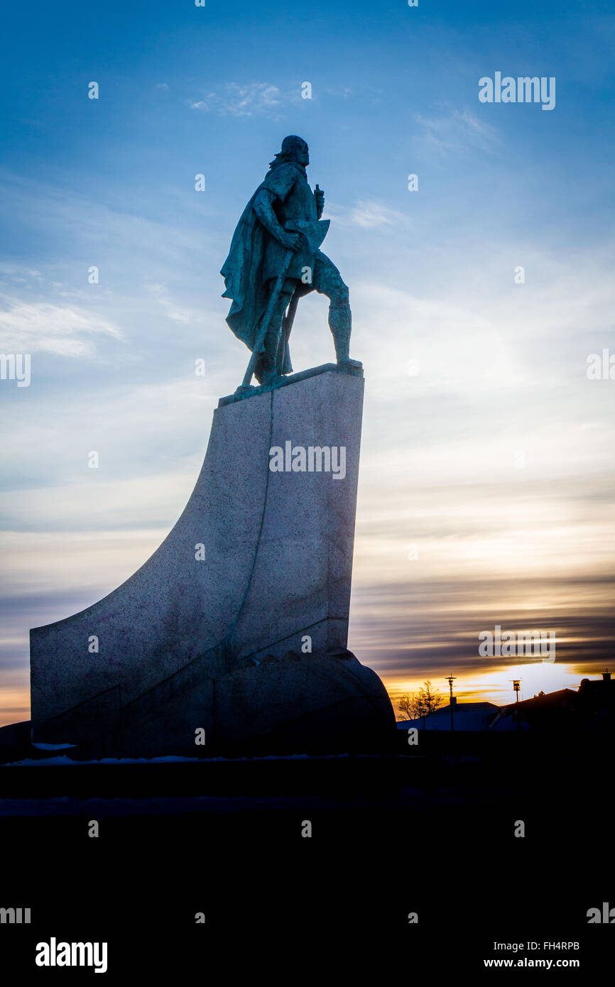 Statua di Leif Eriksen che scoprì l'America al di fuori della Chiesa Hallgrimskirka a Reykjavik, Islanda al tramonto in inverno Foto Stock