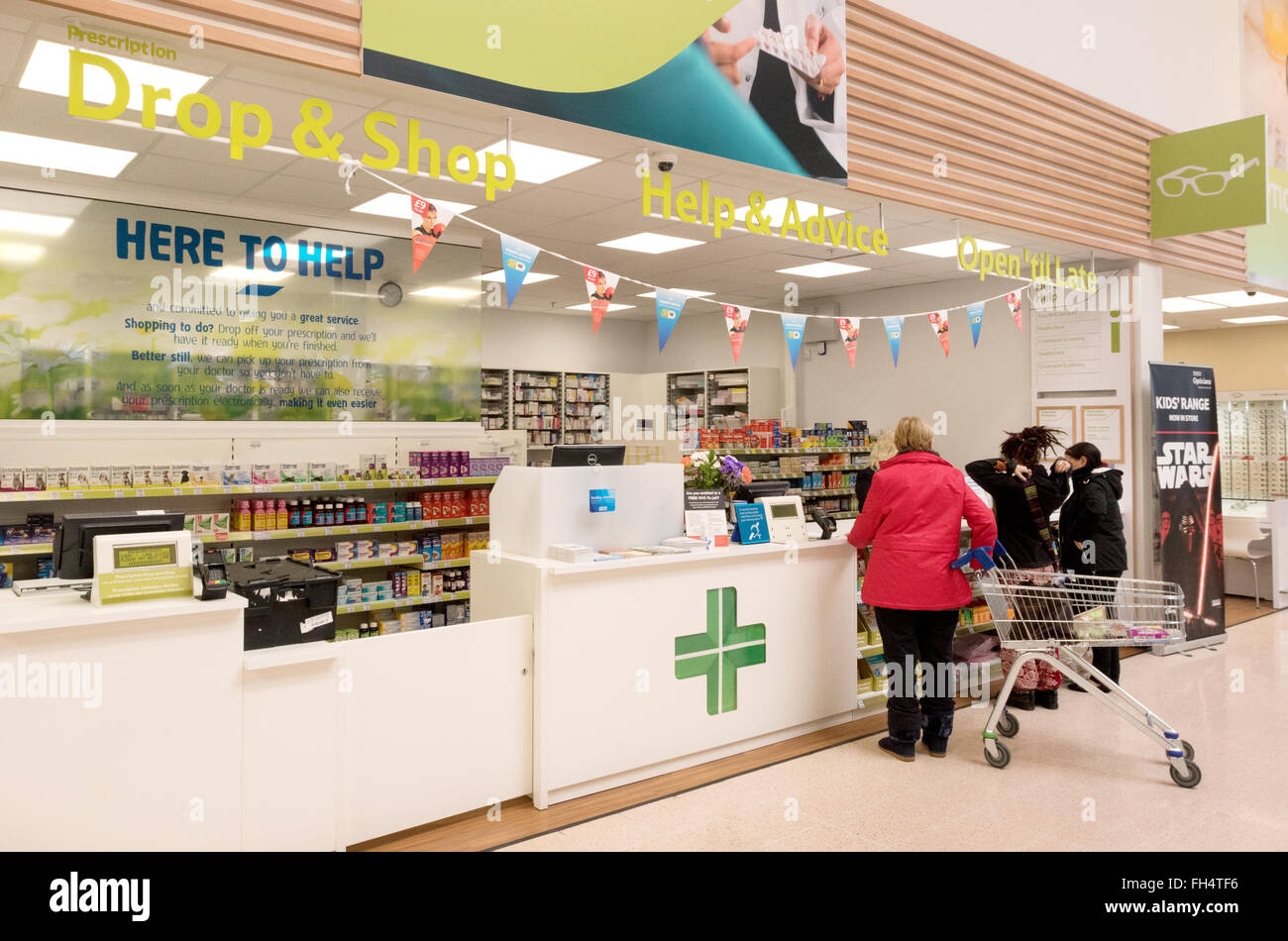 Persone in attesa a Tesco farmacia, Newmarket Suffolk REGNO UNITO Foto Stock