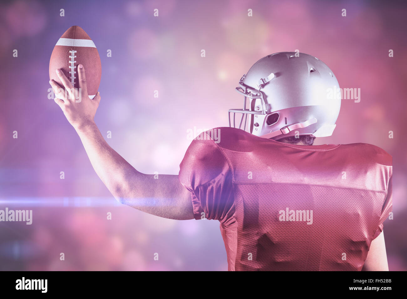 Immagine composita della vista posteriore del giocatore di football americano sfera di trattenimento Foto Stock
