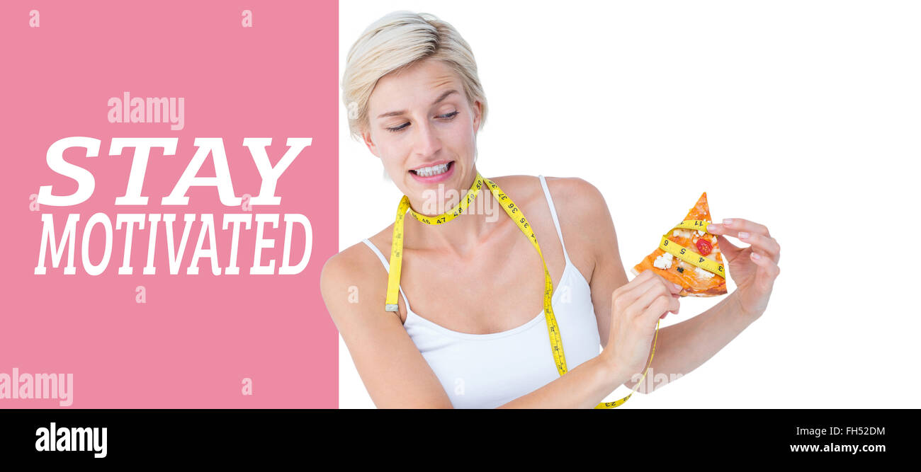 Immagine composita della bella bionda scegliendo tra mangiare la pizza o non Foto Stock