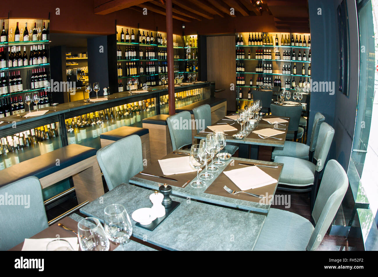 Parigi, Francia, - Design contemporaneo, Sala Da Pranzo, Francese Ristorante Bistro. "Atelier Maitre Albert', (Guy Savoy- Chef), (Jean-Michel Wilmotte- Interior Design). unione ristorante interno Foto Stock