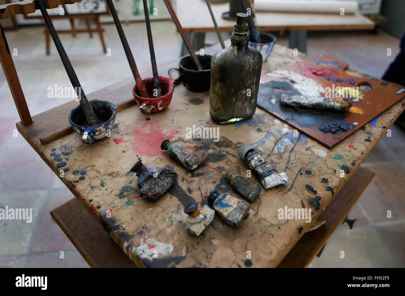 Originale di Joan Miro's tools sono vedendo nel suo studio presso la Fundació Pilar i Joan Miró di Palma de Mallorca. Foto Stock