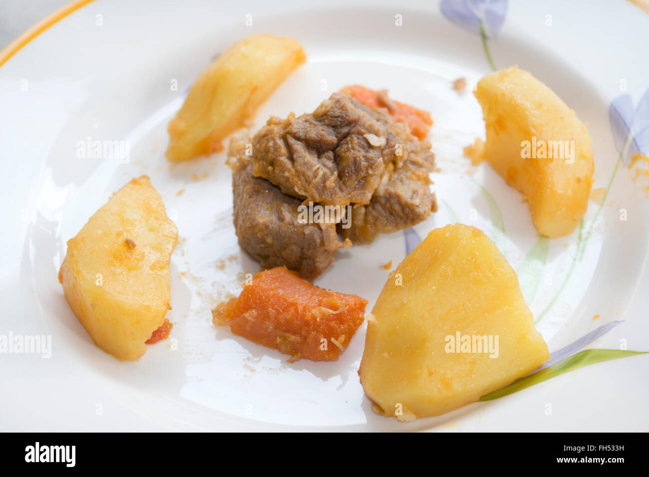 Spezzatino di manzo con patate sul piatto bianco Foto Stock