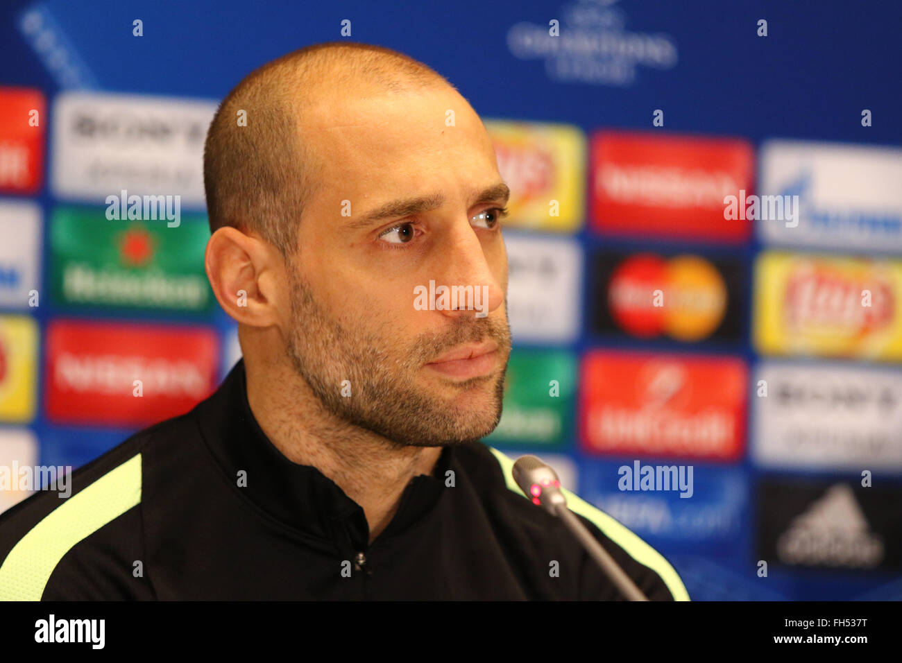 Kiev, Ucraina. 23 Febbraio 2016: FC Manchester City player Pablo Zabaleta durante la conferenza stampa prima di UEFA Champions League contro l'FC Dynamo Kyiv a NSC Olimpiyskyi Stadium. Man City dovrà affrontare la Dynamo Kyiv nella UEFA Champions League round di 16 partita di calcio il 24 febbraio 2016. Oleksandr Prykhodko/Alamy Live News Foto Stock