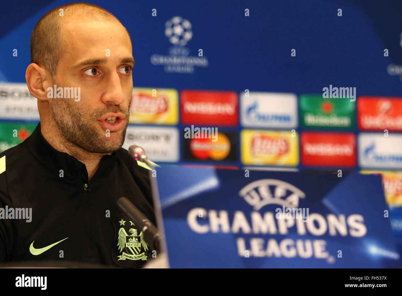 Kiev, Ucraina. 23 Febbraio 2016: FC Manchester City player Pablo Zabaleta durante la conferenza stampa prima di UEFA Champions League contro l'FC Dynamo Kyiv a NSC Olimpiyskyi Stadium. Man City dovrà affrontare la Dynamo Kyiv nella UEFA Champions League round di 16 partita di calcio il 24 febbraio 2016. Oleksandr Prykhodko/Alamy Live News Foto Stock