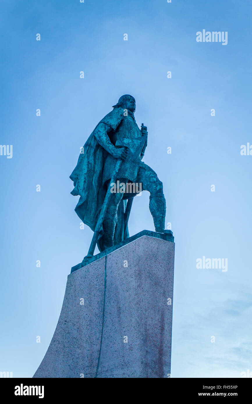 Statua di Leif Eriksen che scoprì l'America al di fuori della Chiesa Hallgrimskirka a Reykjavik, Islanda Foto Stock