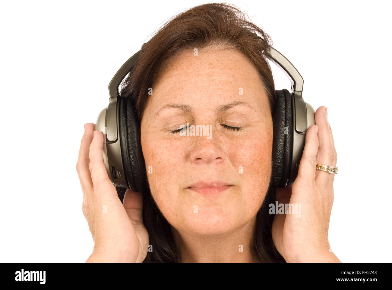 Donna matura l'ascolto di musica Foto Stock