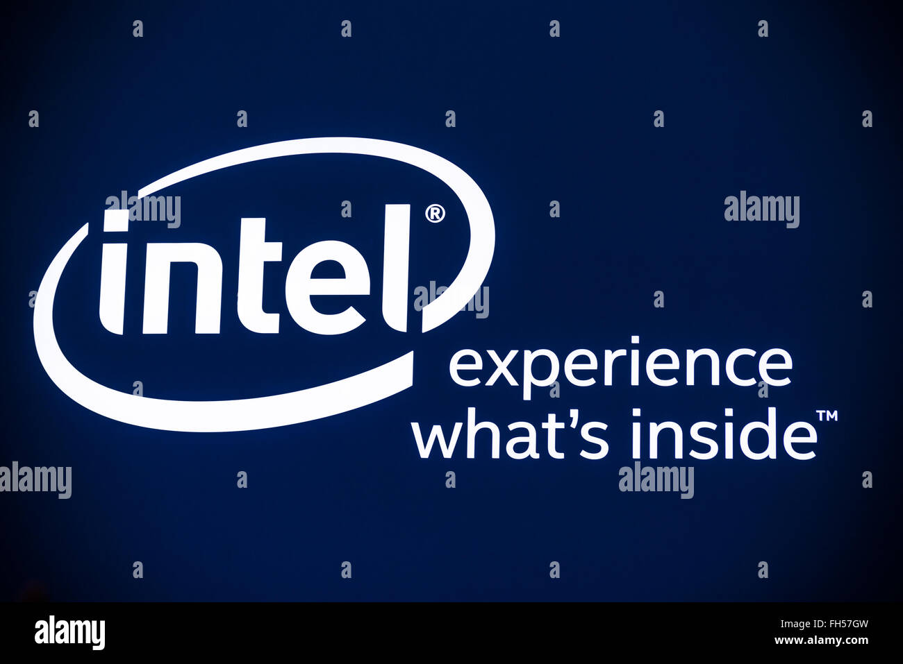 La Catalogna, Spagna, 23 febbraio, 2016. Un 'Intel' logo illuminato si siede al di fuori del padiglione Intel all'annuale Mobile World Congress, uno degli eventi più importanti per le tecnologie mobili e un trampolino di lancio per gli smartphone, le future tecnologie, i dispositivi e le periferiche. L'edizione 2016 corre sotto il tema generale del 'Mobile è tutto' espandendo la MWC per coprire ogni aspevt del mobile. © Matthias Oesterle/ZUMA filo/Alamy Live News Foto Stock