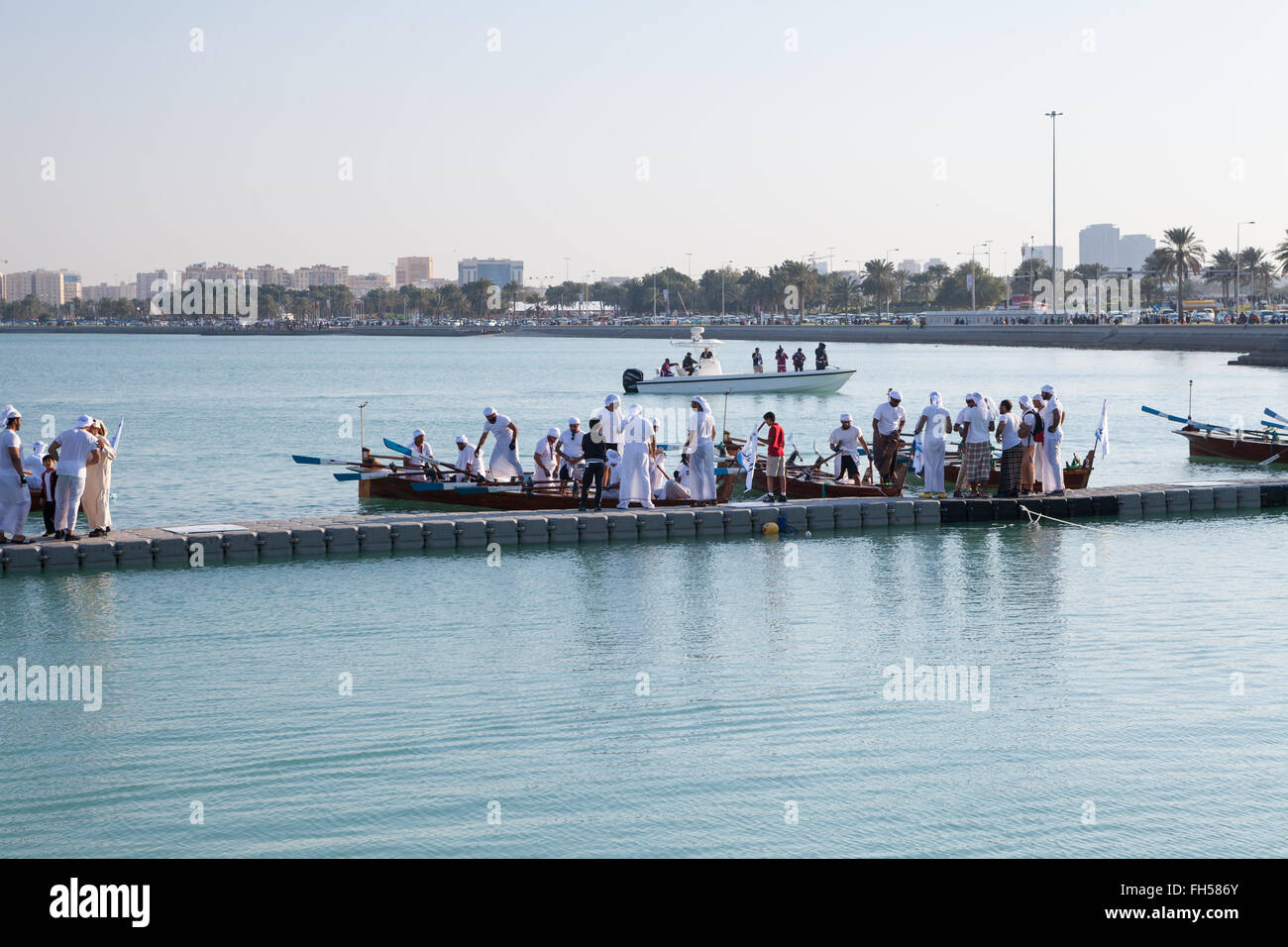 Qatar Nazionale la Giornata dello sport. Qatar squadre di canottaggio sul pontone dopo le gare. Foto Stock